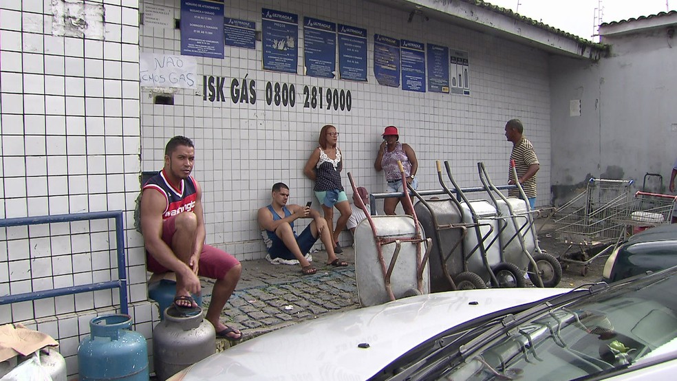 Consumidores chegaram cedo, neste sÃ¡bado (2), para tentar comprar gÃ¡s de cozinha no Recife (Foto: ReproduÃ§Ã£o/Robson Batista/ TV Globo)