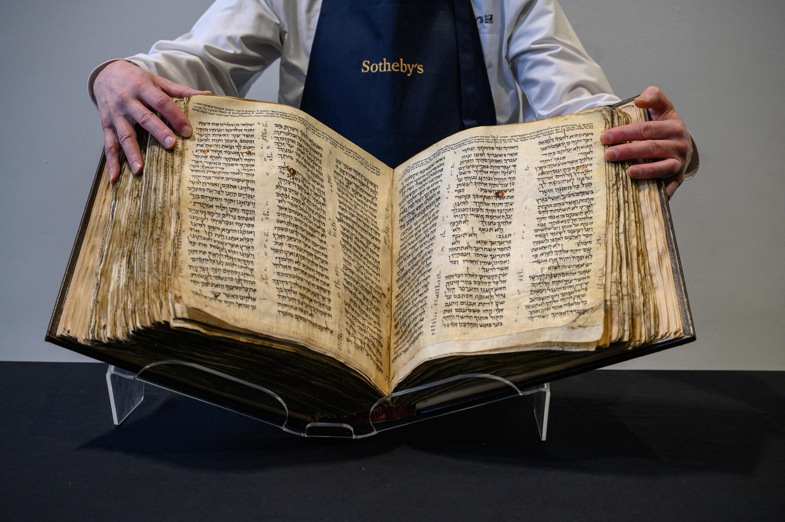 A 'Codex Sassoon', Bíblia hebraica mais antiga do mundo é o texto impresso ou documento histórico mais valioso no mercado — Foto: Ed JONES/AFP