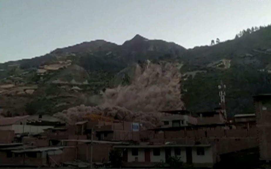 Deslizamento de terra destruiu cerca de 150 casas no Peru