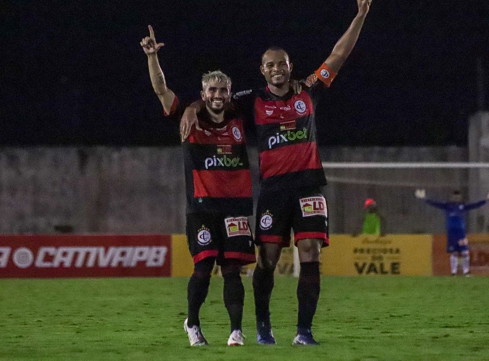 Dos 15 gols marcados por Olávio na temporada, 8 foram com assistência de Dione — Foto: Samy Oliveira / Campinense