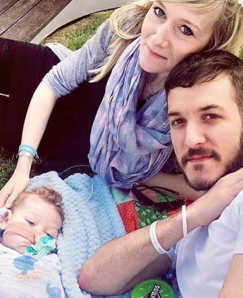 Os pais, Coonie e Chris, junto ao bebê (Foto: Reprodução / Instagram)