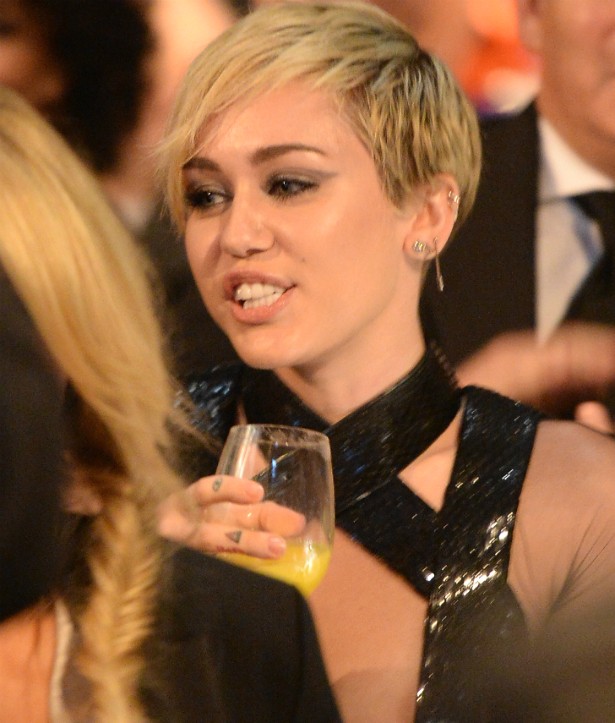 Miley Cyrus entornando mais uma tacinha. (Foto: Getty Images)