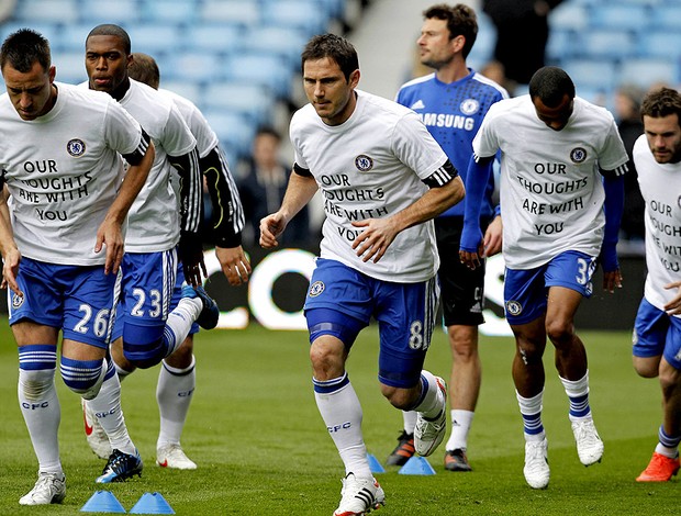 jogadores do Chelsea fazem homenagem para Stiliyan Petrov do Aston Villa (Foto: AFP)
