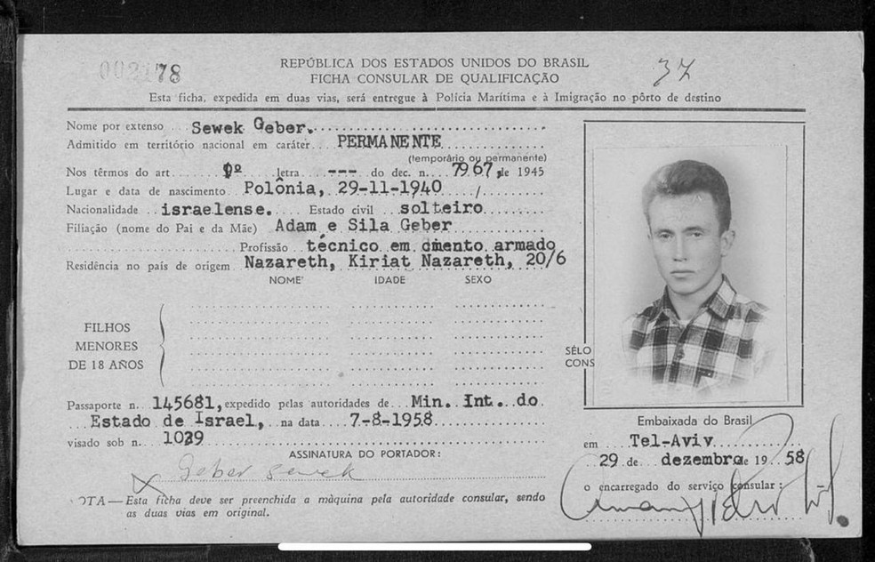 Foto de documento de Sewek Geber assim que ele desembarcou no Brasil. — Foto: Arquivo Pessoal