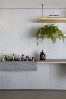 O nicho de pedra foi previsto para guardar as bebidas e criar um espaço para o bar. Projeto do escritório ARQ_IN
