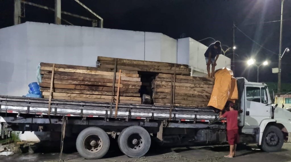 Caminhão com madeira ilegal é apreendido em Manaus 