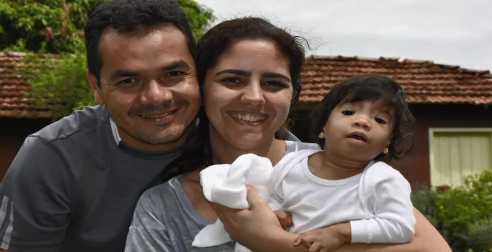 Vitória tinha quase dez meses quando foi adorada pelo casal Cleiver Lima e Cleísa Cartaxo (Foto: Arquivo Pessoal)