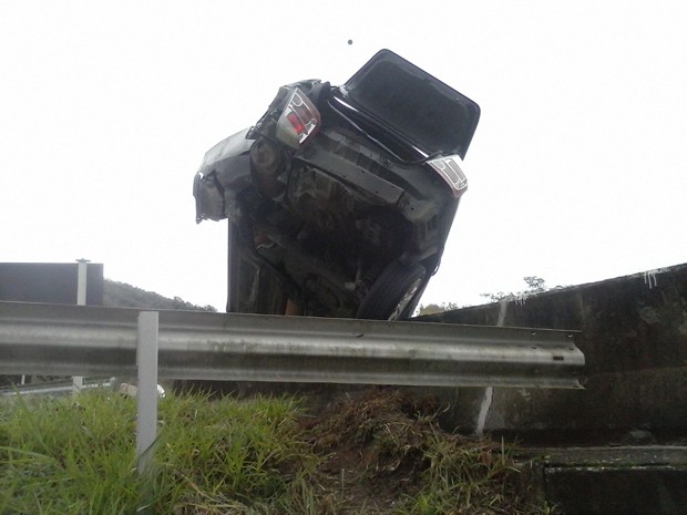 Motorista perde controle e carro fica pendurado em ponte na BR-040, em Comendador Levy Gasparian (Foto: Divulgação/Corpo de Bombeiros)