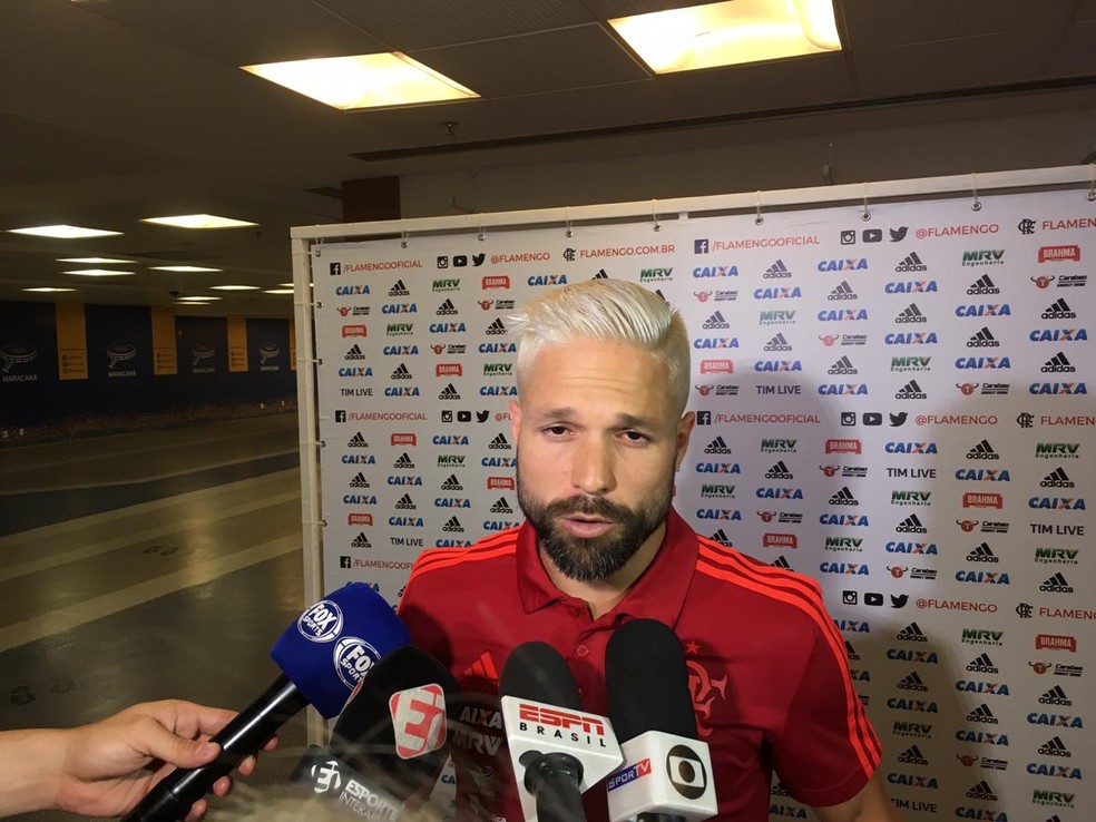 Diego d&aacute; entrevista na sa&iacute;da do Maracan&atilde; &mdash; Foto: Thayuan Leiras