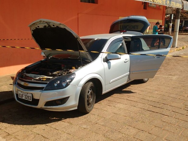 Criminosos abandonaram um dos carros em frente ao banco (Foto: Adolfo Lima/ TV TEM)