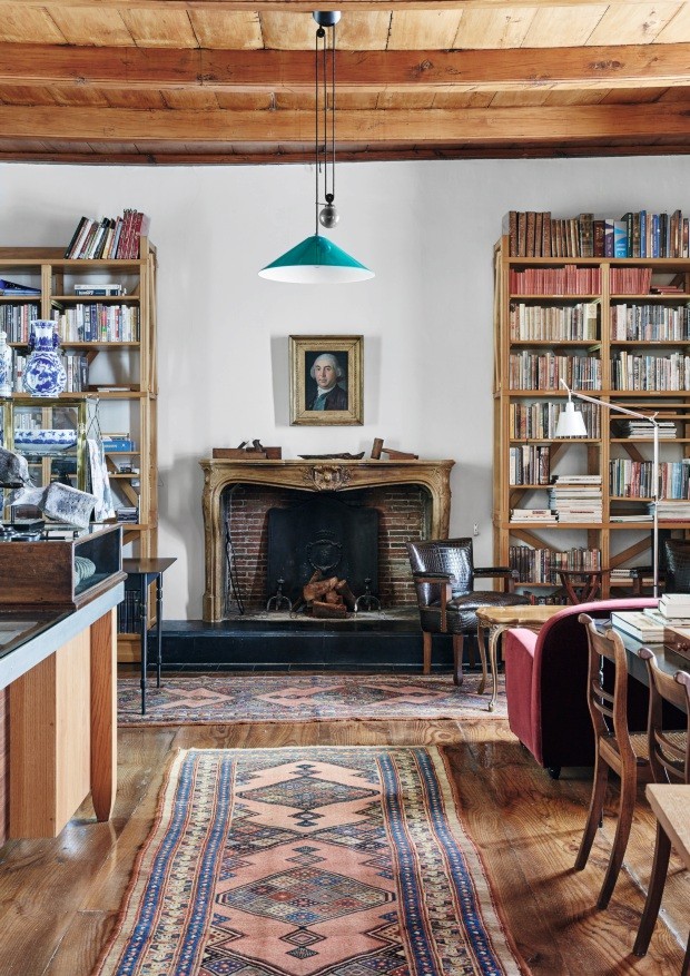 Lareira. Tijolos estreitos tradicionais e uma moldura de mármore de Pierre de Bourgogne contrastam com o pendente de Enzo Mari e Giancarlo Fassina, que traz um toque contemporâneo para o espaço (Foto: Greg Cox / Bureaux)