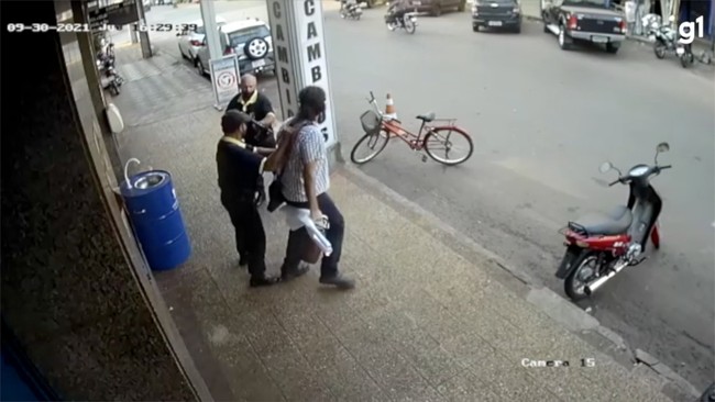 Homem é morto com tiro de espingarda após dar tapa em segurança