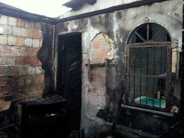 Três pessoas estavam na residência quando começou o incêndio (Foto: Marina Souza/G1 AM)