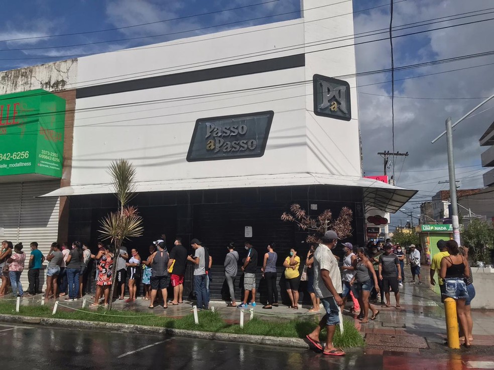 Filas de agência da Caixa no centro de Maceió dobram a esquina — Foto: Viviane Leão