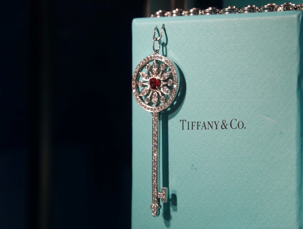 Joia da Tiffany em loja de Paris — Foto: Gonzalo Fuentes/Reuters