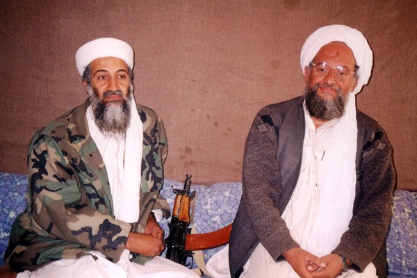Osama bin Laden (1957-2011) ao lado de seu então médico particular e conselheiro Ayman al-Zawahiri em foto de novembro de 2001 (Foto: Getty Images)