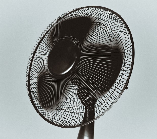 As grades do ventilador devem ser retiradas para fazer a limpeza na hélices uma vez por semana ou sempre houver poeira acumulada (Foto: PxFuel / CreativeCommons)