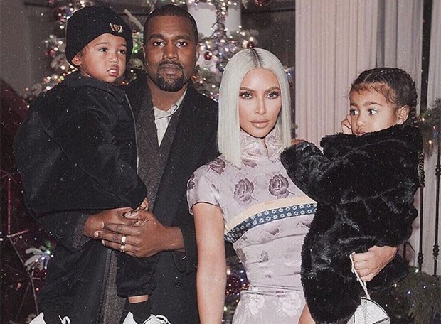 Kim Kardashian com os filhos, North e Saint, e o marido, Kanye West (Foto: Reprodução)