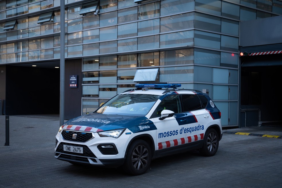 Viatura do Mossos d'Esquadra, a polícia catalã, com Daniel Alves, em Barcelona, após ele ser detido depois de depoimento — Foto: David Zorrakino/Europa Press via Getty Images