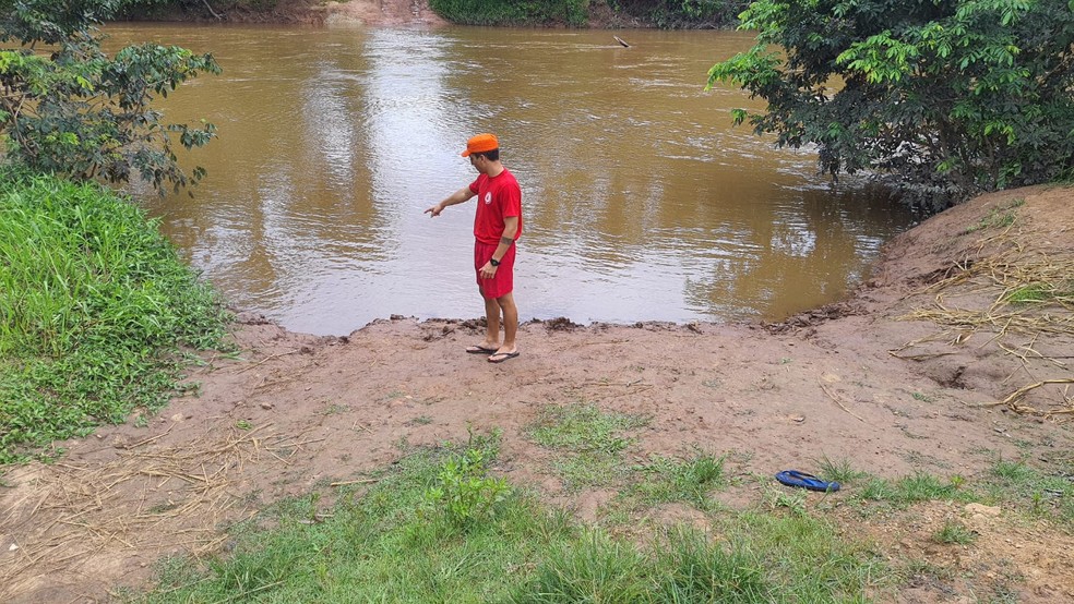 Corpo de professor indígena foi encontrado no Rio Vermelho  — Foto: Divulgação/Corpo de Bombeiros 