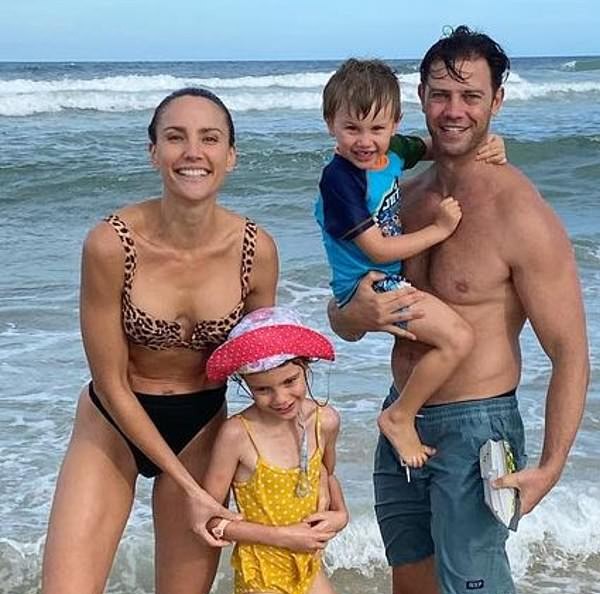 Rachael Finch com Michael Mizine e os dois filhos deles (Foto: Reprodução / Instagram)