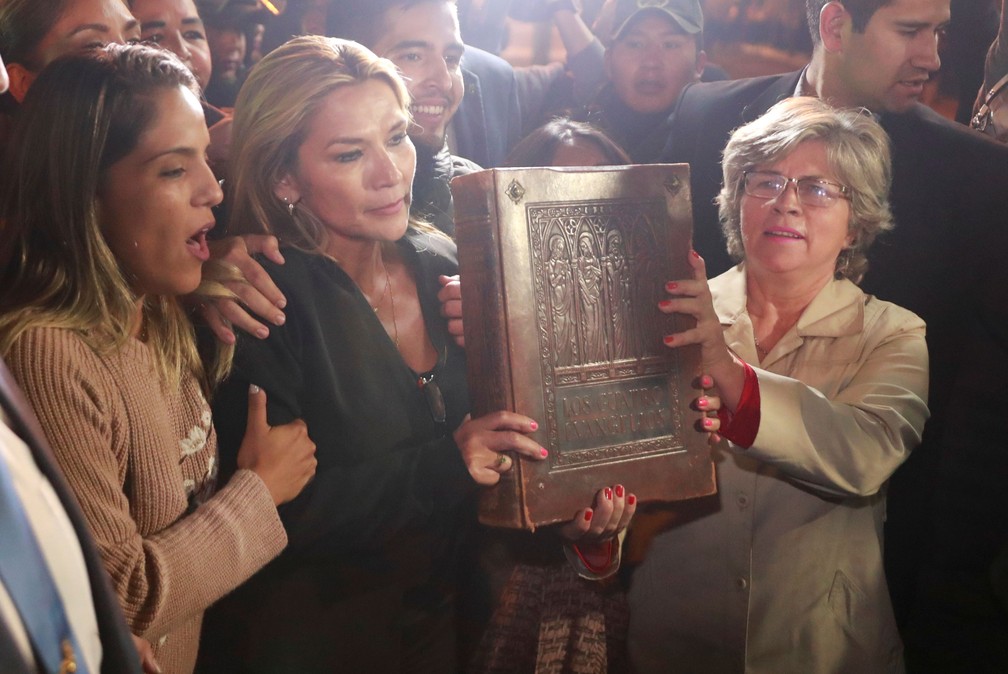 No Palácio Presidencial em La Paz, Jeanine Áñez exibe uma edição da Bíblia — Foto: Henry Romero/Reuters