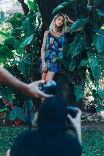Renata Campos fotografa hoje sua campanha de verão 2017 com a it-girl Helena Bordon, com a paradisíaca vista do hotel Santa Teresa, no Rio de Janeiro. O styling é de Giovanni Frasson, com fotos de Pedro Arieta.