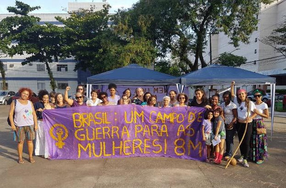 Coletivo Maria Vai Com as Outras, durante ato em Santos: em busca de participação política  — Foto: Aldenir Dias/Arquivo Pessoal