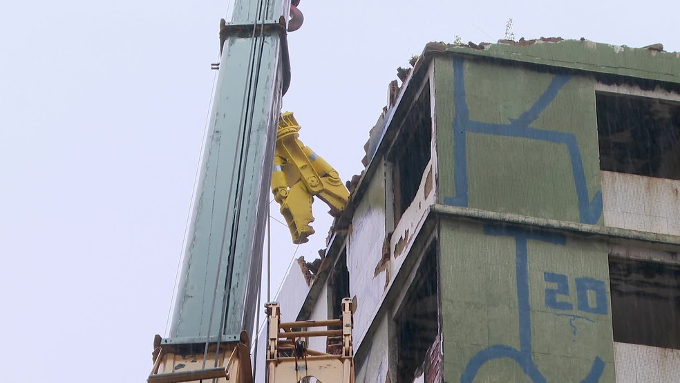 Guindaste eleva 'tesoura' para demolir prédio que ameaça cair no Bairro do Recife — Foto: Reprodução/TV Globo