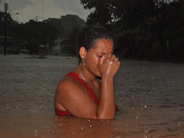 Chuva alagou a Vila Esperança, em Osvaldo Cruz, nesta sexta-feira (5) (Foto: Cristiano Nascimento/Cedida)