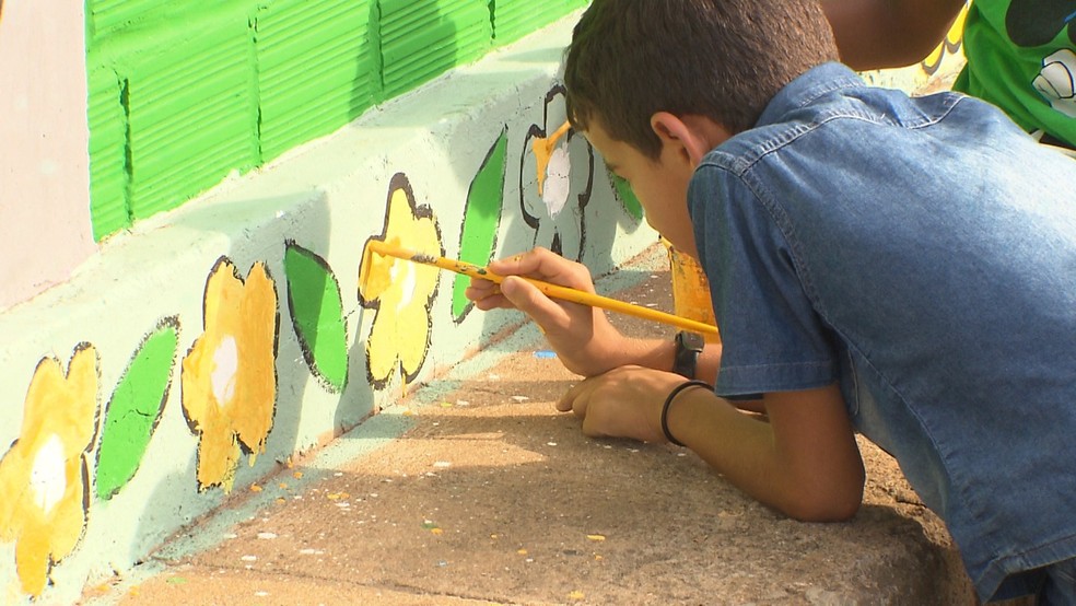 Crianças, artesãs e donas de casa participaram da ação — Foto: TV Paraíba/Reprodução