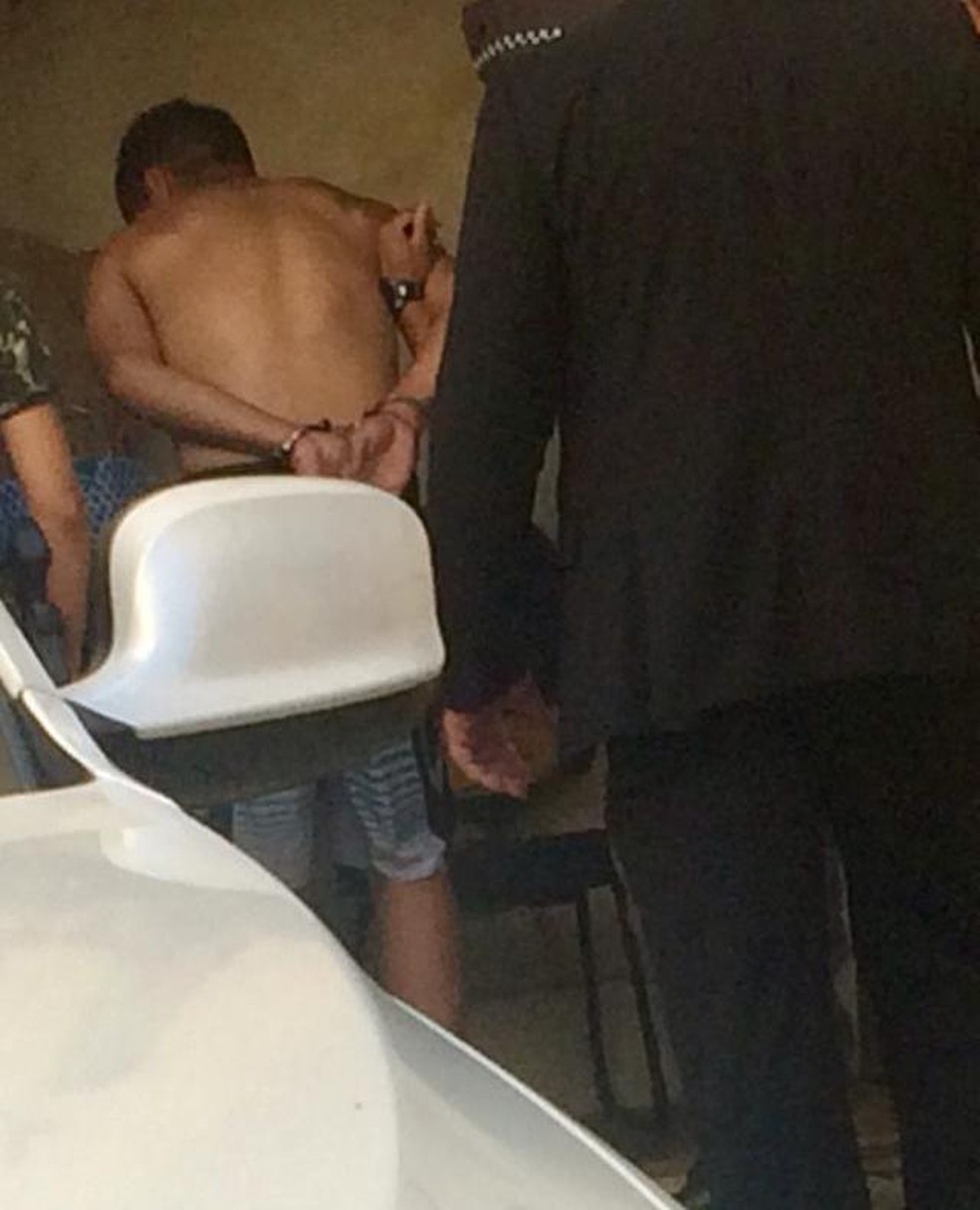 Homem foi preso suspeito de estuprar adolescente em São Vicente — Foto: Adriana Cutino/G1