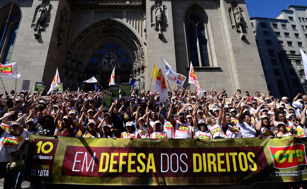Sindicatos e movimentos sociais se reuniram na Praça da Sé, no Centro de SP (Foto: Cris Faga/Estadão Conteúdo)