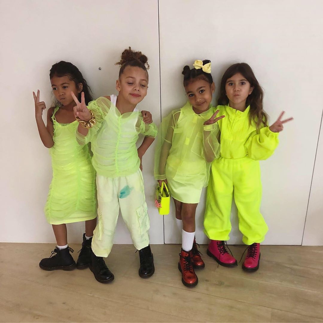 North West, sua prima Penelope Disick e amigas, em looks neon total (Foto: Instagram Kim Kardashian/ Reprodução)