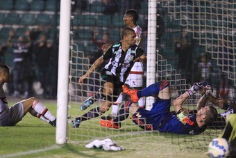 Canteros e Kayke, do Flamengo, disputam garrancho da 30ª rodada