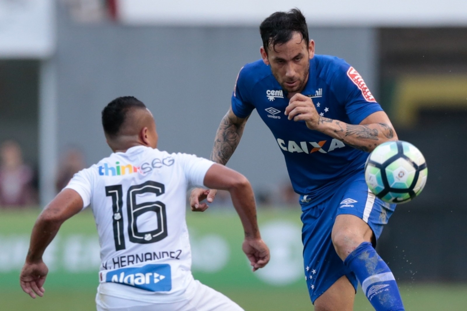 Ariel Cabral tem excelente atuação e dita o ritmo da vitória do Cruzeiro em Santos