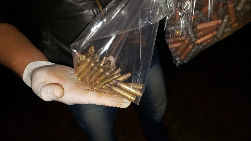 Várias cápsulas de balas de fuzil foram encontradas em local onde médico morreu em tiroteio na fronteira com o Paraguai. — Foto: Polícia Civil do Paraguai/Divulgação