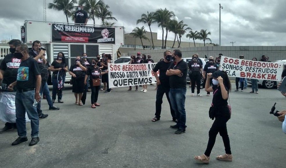Moradores usaram camisetas personalizadas durante protesto em Maceió — Foto: Carolina Sanches/TV Gazeta