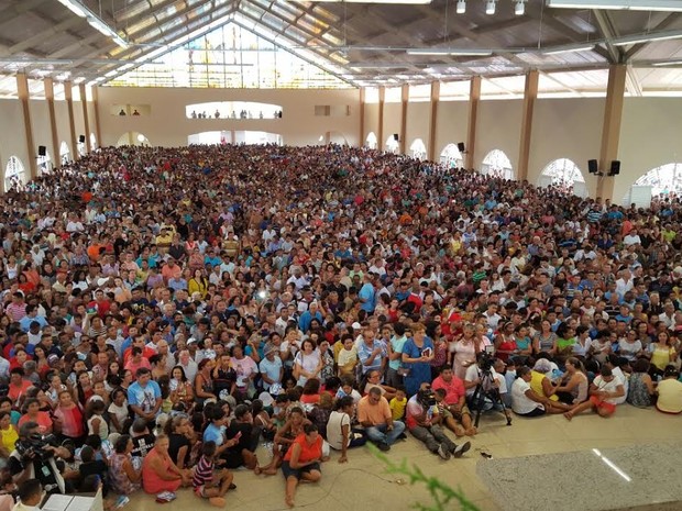 Igreja ficou lotada em Santa Cruz dos Milagres (Foto: Felipe Pereira/TV Clube)