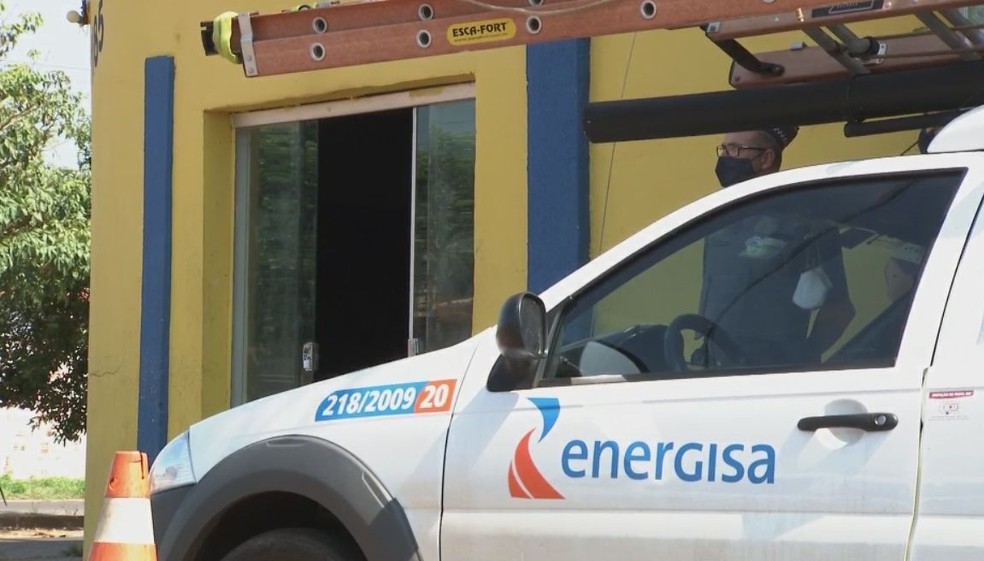 Foco da concessionária em Tupã são as ligações conhecidas como "gato de energia" — Foto: TV TEM /Reprodução
