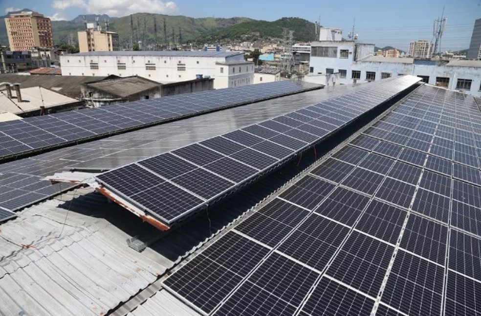 Placas de energia solar em telhado do Rio  — Foto:  Pedro Teixeira/ O Globo