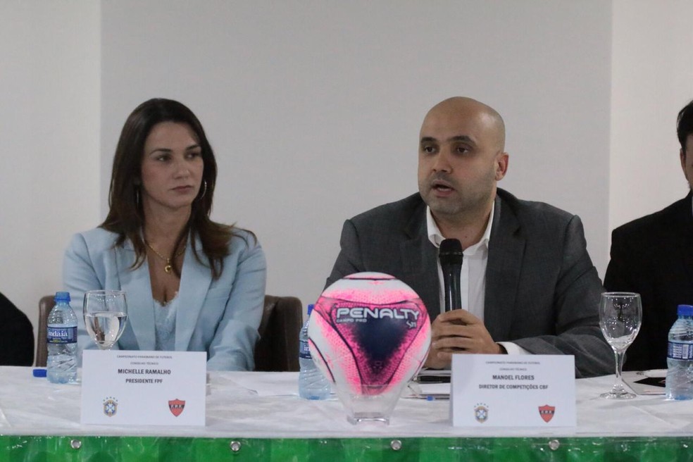 Michelle Ramalho e Manoel Flores na reunio do Conselho Arbitral, que definiu o formato e um esqueleto de tabela do estadual de 2019  Foto: Raniery Soares/Paraba Press/FPF