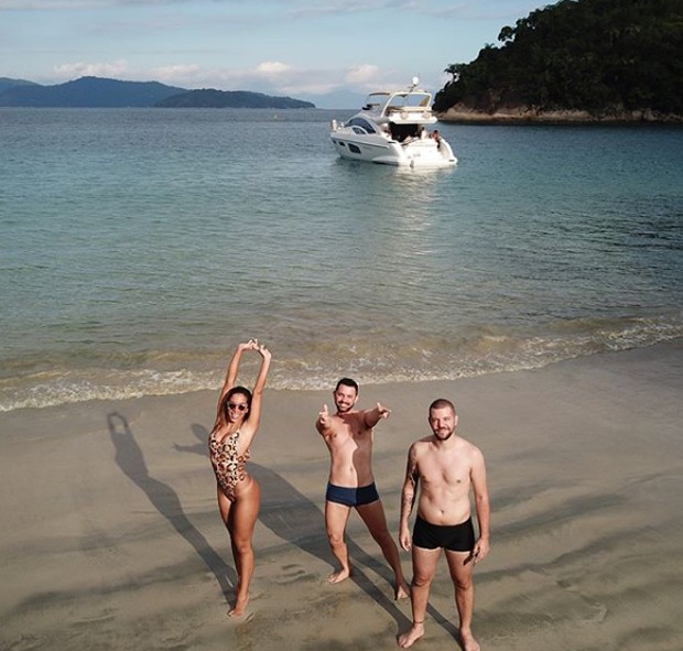 Anitta com amigos em Angra dos Reis (Foto: Reprodução/Instagram)