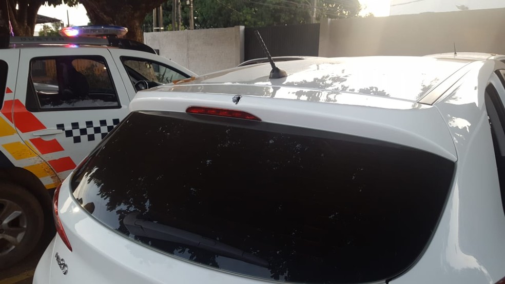 Marca de tiro no carro do motorista de transporte por aplicativo em Sorriso — Foto: Arquivo pessoal