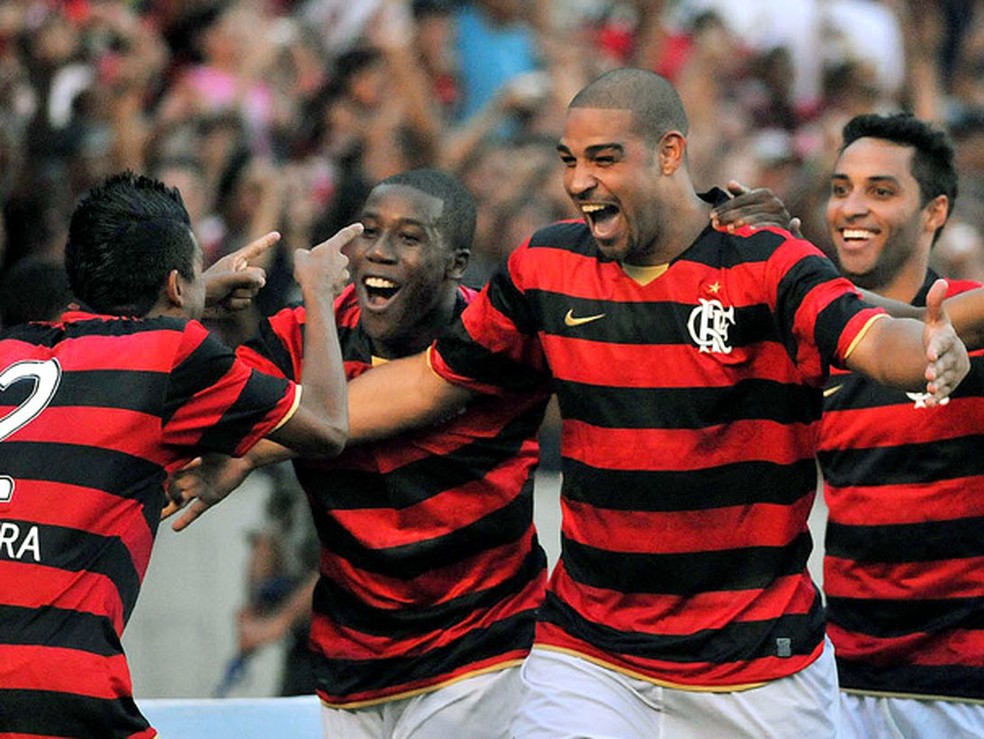 Adriano comemora gol com Léo Moura, Toró e Ibson — Foto: André Durão / GloboEsporte.com