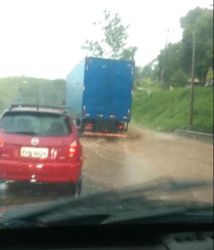 Chuva causa alagamentos na Rodovia Fernão Dias e em São Gonçalo do Sapucaí, MG