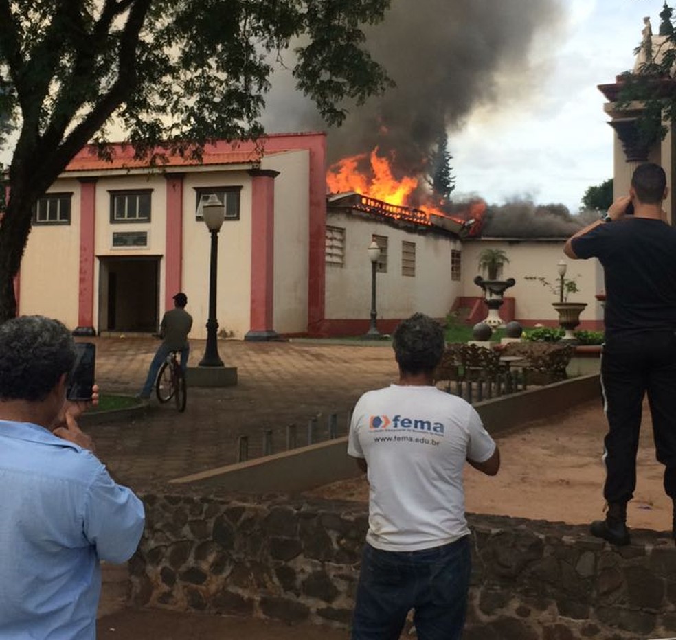 Fogo atingiu o prédio histórico que é usado para eventos na cidade  (Foto: Arquivo pessoal )