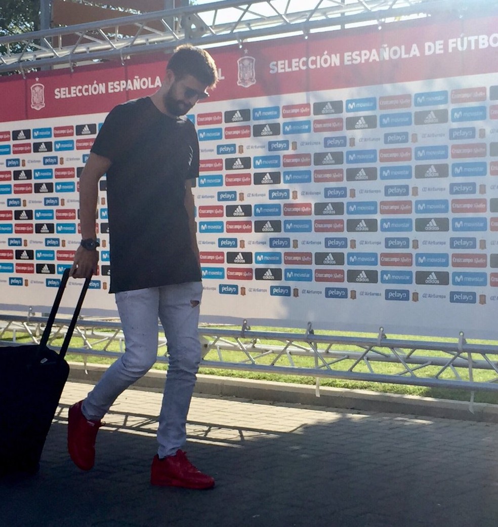 Zagueiro Piqué disputará as eliminatórias pela seleção espanhola (Foto: Reprodução/Twitter)