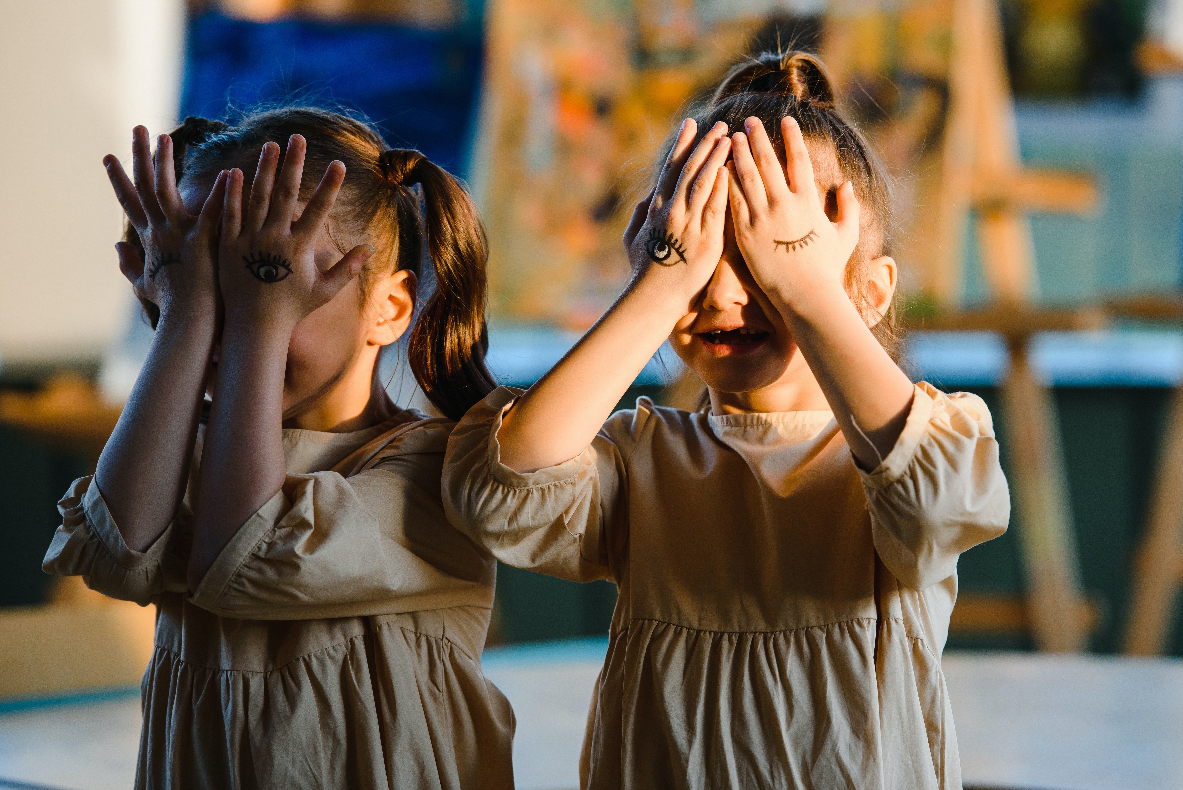 Meninas com as mãos no rosto (Foto: Anastasia Shuraeva/Pexels)