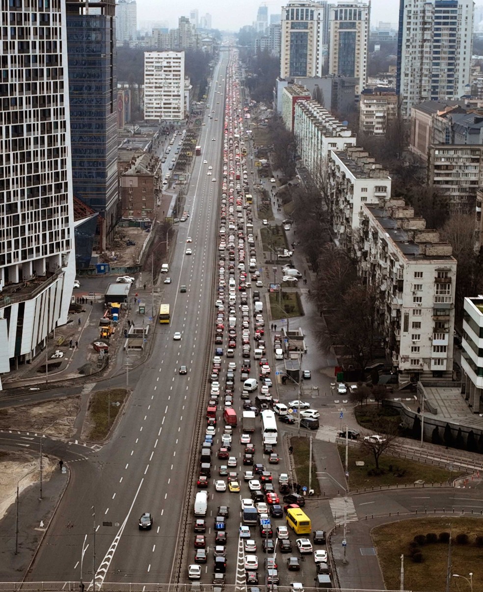 Engarrafamentos na cidade de Kiev, capital da Ucrânia — Foto: Emílio Morenatti / AP Photo